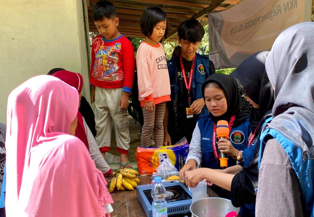 Pelaksanaan demo masak KKN Universitas Ahmad Dahlan (UAD) di Padukuhan Bleder (Dok. Istimewa)