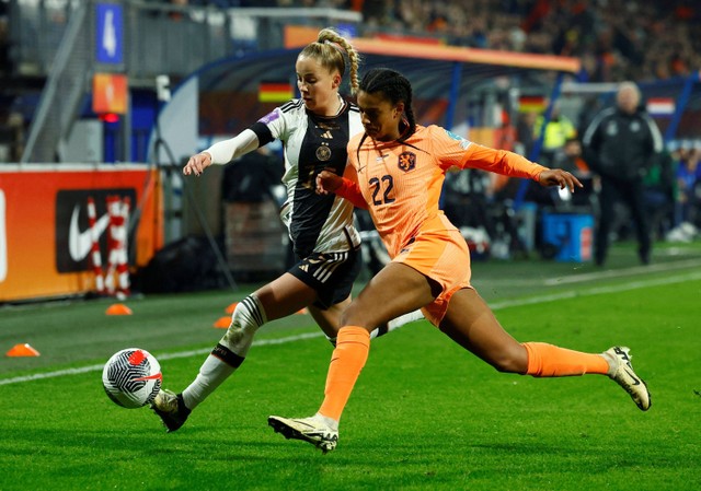 Esmee Brugts dari Belanda beraksi melawan Giulia Gwinn dari Jerman saat bertanding di Stadion Abe Lenstra, Heerenveen, Belanda. Foto: Piroschka Van De Wouw/Reuters