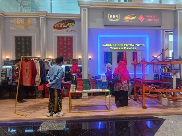 Sarung BHS dan Sarung Atlas memamerkan produk sarun tenun dalam pameran INACRAFT yang diselenggarakan di  Jakarta Convention Center (JCC), Jakarta Selatan, pada 28 Februari-3 Maret 2024. Foto: Dok. Istimewa