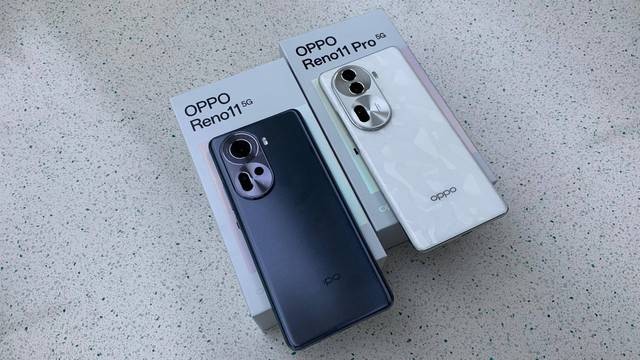 Oppo Reno 11 5G (kiri) dan Oppo Reno 11 Pro 5G (kanan). Foto: Habib Allbi Ferdian/kumparan