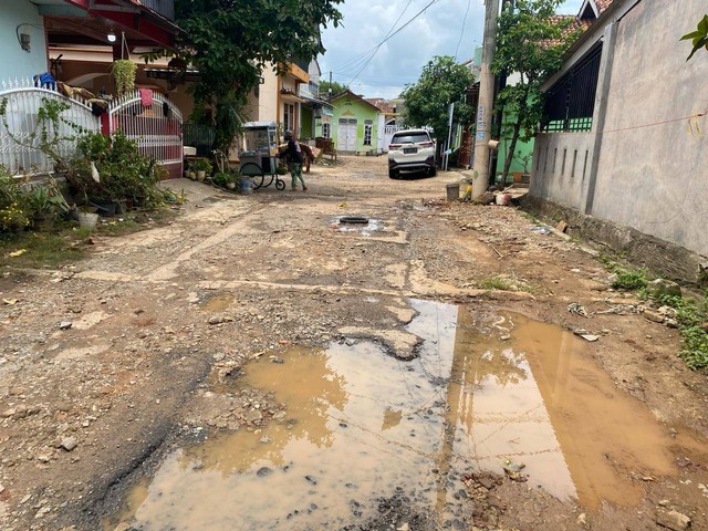 Jalan rusak di Perumahan Gelora Persada, Rajabasa Raya, Rajabasa, Bandar Lampung. | Foto: Sinta Yuliana/Lampung Geh