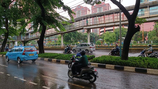 Kondisi lalu lintas di Jalan Letjen Suprapto, Cempaka Putih, Jakarta Pusat, Kamis (29/2) siang, sudah mulai lancar. Banjir di ruas jalan tersebut juga sudah mulai surut. Foto: Fadhil Pramudya/kumparan