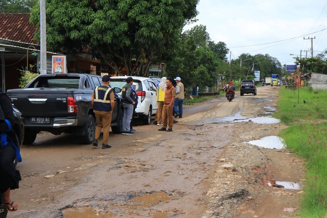 Dinas BMBK Lampung meninjau salah satu ruas jalan rusak di Lampung Tengah. | Foto : Dok. Diskominfotik Lampung