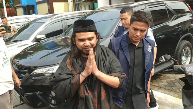 Samsudin atau Gus Samsudin usai menjalani pemeriksaan di Mapolda Jatim atas kasus video ajaran sesat membebaskan tukar pasangan meski berstatus suami istri, Kamis (29/2/2024). Foto: Farusma Okta Verdian/kumparan