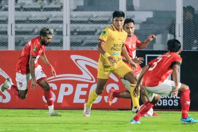Semen Padang vs Malut United di Liga 2. Foto: Instagram/@semenpadangfcid
