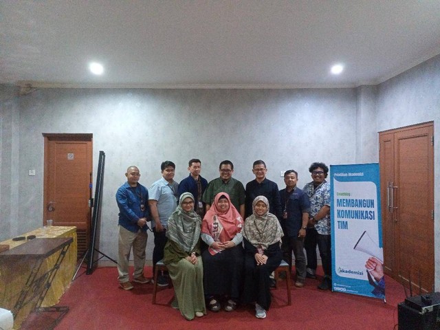 Direktur Akademizi Nana Sudiana (tengah) bersama peserta coaching dari LAZ UCare Indonesia (Dok Akademizi)