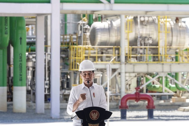 Presiden Jokowi menyampaikan kata sambutan pada peresmian pabrik amonium nitrat PT Kaltim Amonium Nitrat (KAN) di Bontang, Kalimantan Timur, Kamis (29/2/2024). Foto: Dhemas Reviyanto/ANTARA FOTO