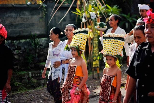 Ilustrasi Ragam Tradisi di Indonesia. Foto: dok. Unsplash/Dendy Darma Satyazi