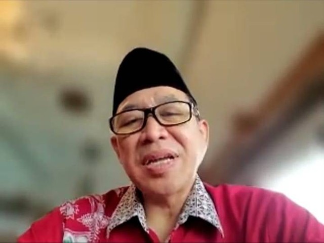 Kepala Bidang Pendidikan Diniyah Pondok Pesantren Kemenag Jatim M. As'adul Anamsaat konferensi pers secara daring, Kamis (29/2).