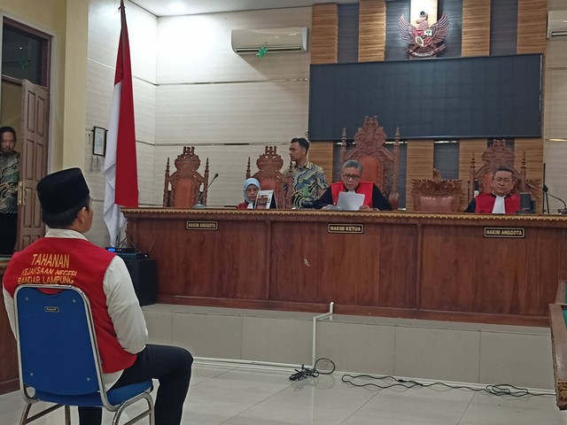 Mantan Kasat Narkoba Polres Lampung Selatan, Andri Gustami saat mendengarkan pembacaan vonis oleh majelis hakim. | Foto : Galih Prihantoro/ Lampung Geh