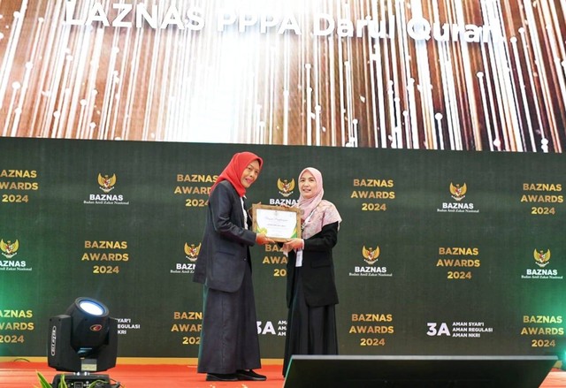 Direktur Utama Laznas PPPA Daarul Qur'an Dwi Kartika Ningsih menerima penghargaan dalan ajang Baznas Awards 2024 pada Kamis (29/2).