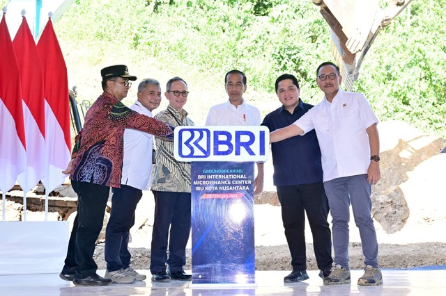 Presiden Jokowi groundbreaking BRI International Microfinance Center di IKN, di Kabupaten Penajam Paser Utara, Kalimantan Timur, Kamis (29/2/2024). Foto: Muchlis Jr/Biro Pers Sekretariat Presiden