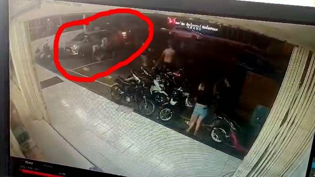 Rekaman CCTV yang menunjukkan saat aksi pengeroyokan terjadi di depan Indomaret, Jalan Sudirman Manado, Sulawesi Utara.