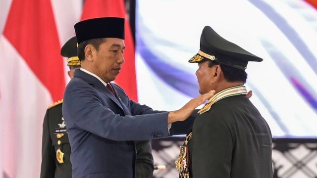 Penganugerahan pangkat Jenderal (HOR). Jokowi sepertinya lupa dengan sejarah. Politik amnesia menjadi mengemuka. 
