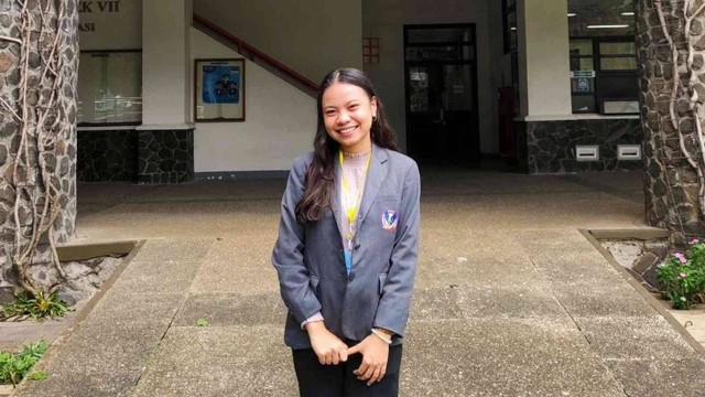 Advelina Hubertha Fanggidae, mahasiswi S1 Farmasi Universitas Pelita Harapan (UPH), berhasil memboyong tiga gelar juara, yaitu Juara 1 PCC Pharmanova Institut Teknologi Bandung tingkat Nasional pada 17 Februari 2023, Juara 1 PCC Kofein Universitas Airlangga tingkat Internasional 24 Januari 2024, dan Juara 1 PCC Pharmacopeia Universitas Padjajaran tingkat Nasional 11 November 2023.