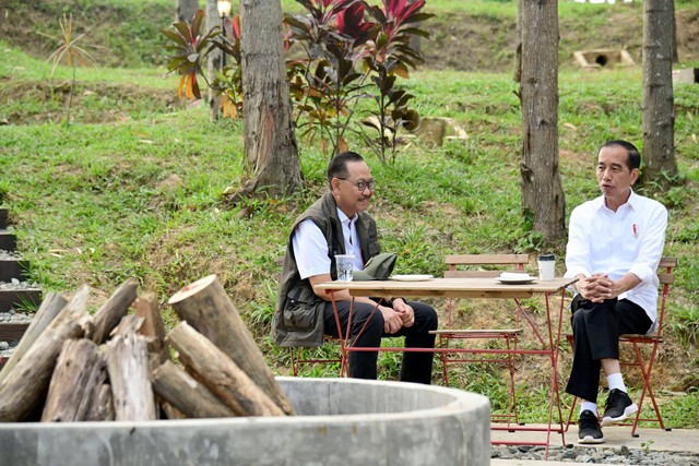 Presiden Jokowi bersama para menteri menikmati sarapan sebelum memulai kegiatan groundbreaking di IKN. Foto: Muchlis Jr - Biro Pers Sekretariat Presiden