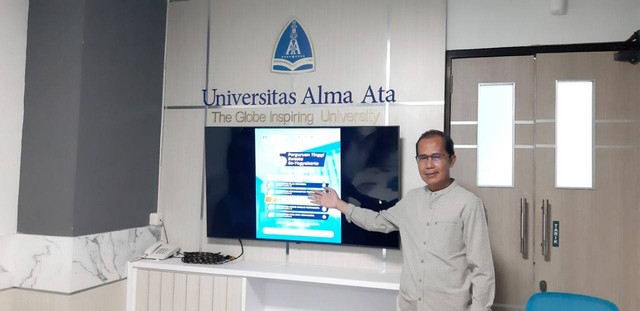 Rektor Universitas Alma Ata, Hamam Hadi saat menunjukkan Top 5 Perguruan Tinggi Swasta di Jogja. Foto: Leni.