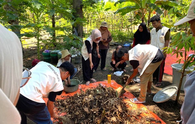 Mahasiswa KKN Universitas Ahmad Dahlan (UAD) mengadakan kegiatan sosialisasi dan pelatihan pembuatan pupuk organik (Dok. Istimewa)