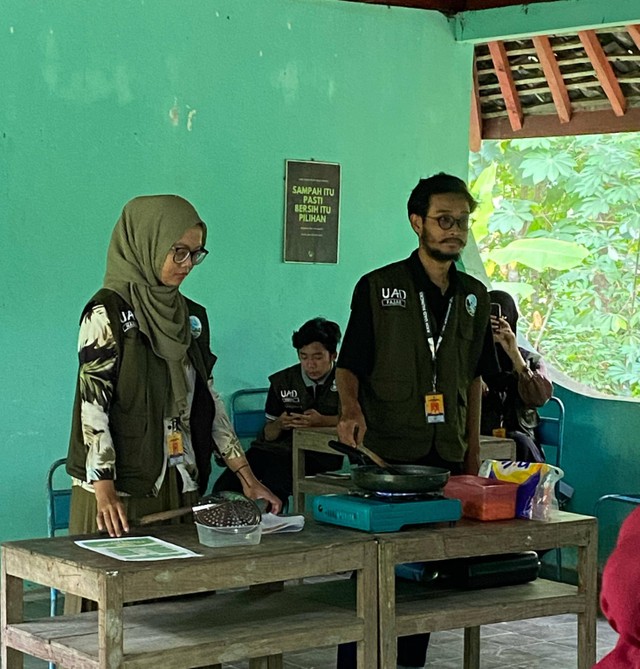 Demo memasak singkong menjadi nugget oleh KKN Universitas Ahmad Dahlan di Dusun Nungkep (Dok. Istimewa)