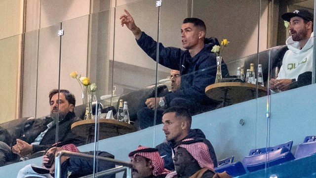 Pemain Al Nassr , Cristiano Ronaldo, menyaksikan pertandingan dari tribun di Riyadh, Arab Saudi, 29 Februari 2024, waktu setempat. Foto: REUTERS/Stringer