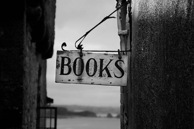 Made Bookshop. Foto hanya ilustrasi bukan tempat sebenarnya. Sumber foto: Unsplash.com/Paolo Chiabrando