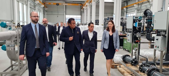 Wakil Ketua DPR RI Bidang Korinbang, Rachmat Gobel, mengunjungi industri pengolahan air laut untuk menjadi air minum di Turki dan Hungaria. Foto: Istimewa