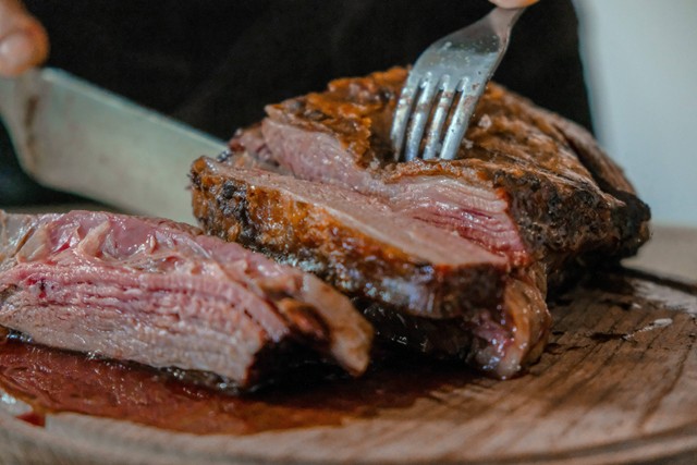 Steak Enak di Jakarta Utara. Foto hanya sebagai ilustrasi, bukan tempat sebenarnya. Sumber: Unsplash/José Ignacio Pompé.