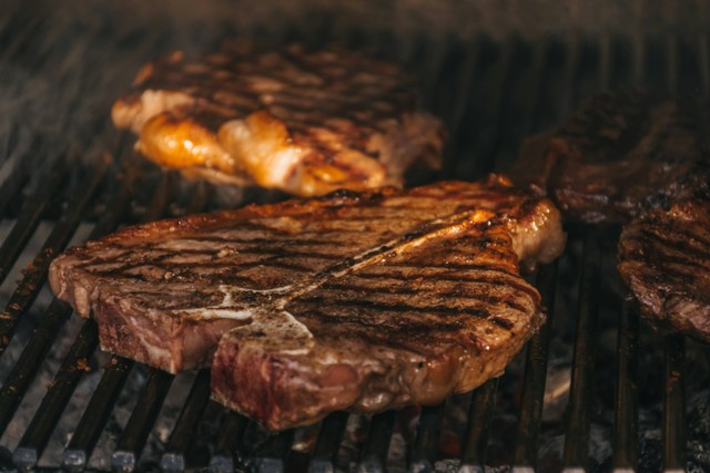 Steak Enak di Jakarta Selatan. Foto hanya sebagai ilustrasi, bukan tempat sebenarnya. Sumber: Unsplash/Hitesh Dewasi.