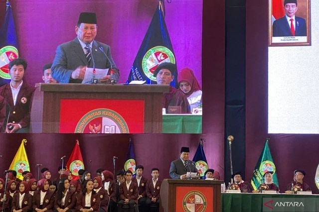 Menteri Pertahanan (Menhan) Prabowo Subianto saat memberikan orasi ilmiah pada Wisuda Universitas Kebangsaan Republik Indonesia (UKRI) di Bandung, Jawa Barat, Kamis (29/2/2024). (ANTARA/Rubby Jovan)
