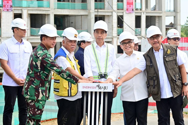 Presiden Jokowi topping off Hunian ASN dan Hankam di IKN, Jumat (1/3). Foto: Muchlis Jr - Biro Pers Sekretariat Presiden