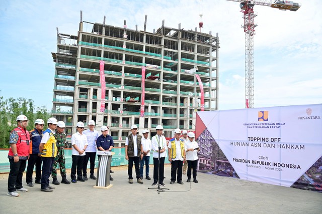 Presiden Jokowi topping off Hunian ASN dan Hankam di IKN, Jumat (1/3). Foto: Muchlis Jr - Biro Pers Sekretariat Presiden