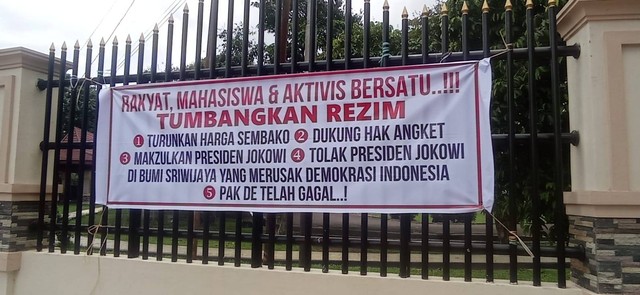 Spanduk penolakan Presiden Jokowi, Foto : Abdul Toriq/Urban Id