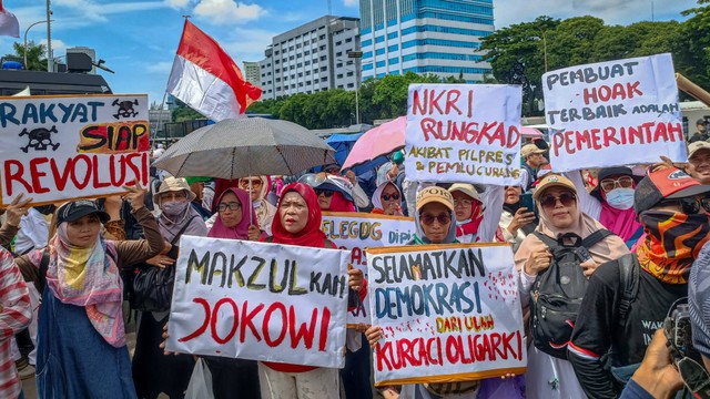 Kelompok yang mengatasnamakan Front Rakyat Semesta (FRS) dan Gerakan Rakyat Pejuang Perubahan menggelar aksi demonstrasi di depan Gedung DPR RI, Jalan Gatot Subroto, Jakarta Pusat, Jumat (1/3). Foto: Fadhil Pramudya/kumparan