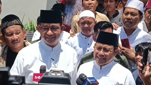 Capres-cawapres 01, Anies-Muhaimin saat ditemui wartawan usai salat jumat di Masjid Jami' Nurul Huda, Kelurahan Sunter Agung, Kecamatan Tanjung Priok, Jakarta Utara, Jumat (1/3). Foto: Fadlan Nuril Fahmi/kumparan