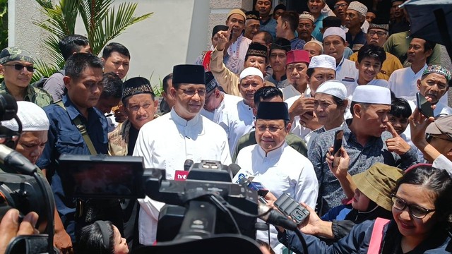 Capres-cawapres 01, Anies-Muhaimin saat ditemui wartawan usai salat jumat di Masjid Jami' Nurul Huda, Kelurahan Sunter Agung, Kecamatan Tanjung Priok, Jakarta Utara, Jumat (1/3). Foto: Fadlan Nuril Fahmi/kumparan