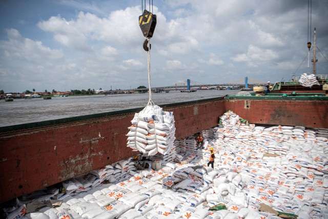 Buruh pelabuhan membongkar beras impor asal Thailand dari kapal kargo di Pelabuhan Boom Baru, Palembang, Sumatera Selatan, Jumat (1/32024). Foto: ANTARA FOTO/Asep Fathulrahman