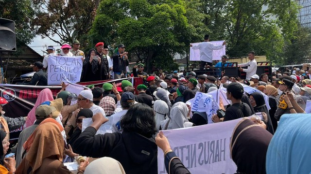 Masyarakat mengatasnamakan Gerakan Rakyat Pejuang Perubahan menggelar aksi demo di depan Gedung KPU Sumut pada Jumat (1/3/2024) sore. Foto: Tri Vosa/kumparan