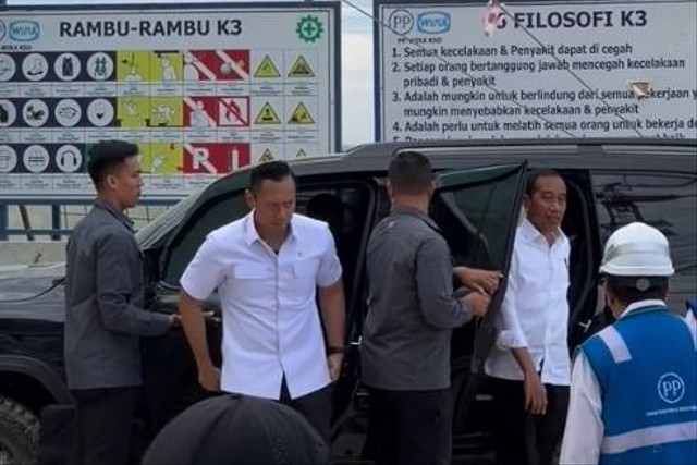 Menteri ATR/BPN Agus Harimurti Yudhoyono (AHY) semobil dengan Presiden Jokowi meninjau pembangunan Istana dan Kantor Presiden di IKN. Foto: Instagram/@agusyudhoyono