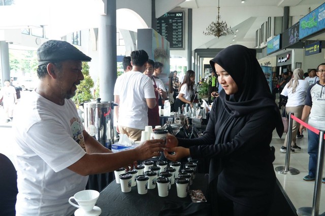 Penumpang KA di stasiun Surabaya Gubeng mendapatkan kopi gratis. Foto: Masruroh/Basra