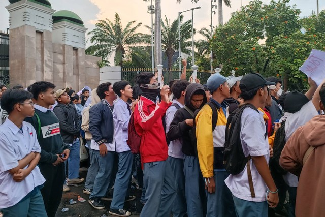 Para pelajar SMA/SMK ikut terlibat dalam aksi demo dengan bergabung bersama massa Gerakan Jaga Jakarta Jaga Indonesia, di depan Gedung DPR RI, Jakarta, Jumat (1/3/2024). Foto: Fadhil Pramudya/kumparan