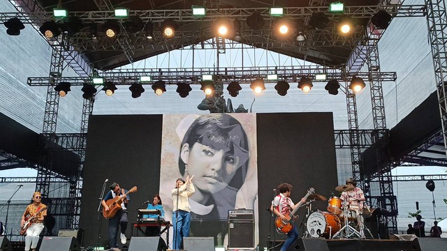 White Shoes and The Couples Company tampil di Joyland Festival Bali 2024, Peninsula Island, Nusa Dua Bali, Jumat (1/3/2024). Foto: Giovani/kumparan