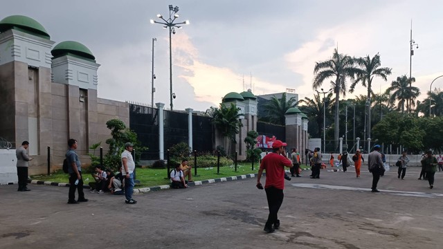 Lalu lintas area depan Gedung DPR RI, Jalan Gatot Subroto, yang menjadi lokasi aksi demo yang berasal dari Front Rakyat Semesta (FRS) dan Gerakan Rakyat Pejuang Perubahan, serta massa dari Gerakan Jaga Jakarta Jaga Indonesia, Jumat (1/3/2024). Foto: Fadhil Pramudya/kumparan