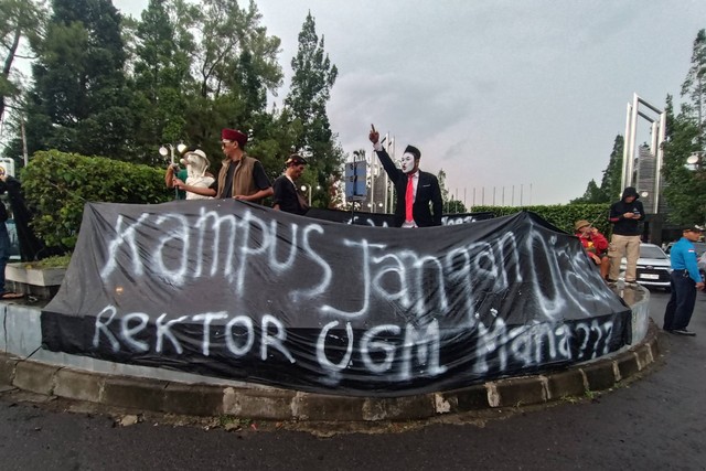 Aksi mencari 6 rektor dan 6 ketua BEM di Yogya yang berani tegakkan demokrasi di Bundaran UGM, Jumat (1/3/2024). Foto: Arfiansyah Panji Purnandaru/kumparan