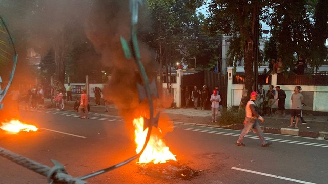 Massa aksi unjuk rasa sempat adu dorong dengan pihak Kepolisian di depan Kantor KPU, Jakarta, Jumat (1/3/2024). Foto: Luthfi Humam/kumparan