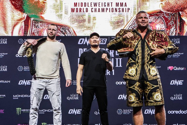 Reinier de Ridder (kiri) akan bertanding dalam laga pertahanan gelar Juara Dunia ONE Middleweight MMA melawan Anatoly Malykhin. Foto: ONE Championship