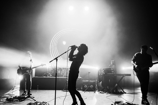 Jadwal Konser Cigarettes After Sex di Jakarta 2025. Foto hanya ilustrasi, bukan tempat sebenarnya. Sumber: Unsplash/Chris Zhang