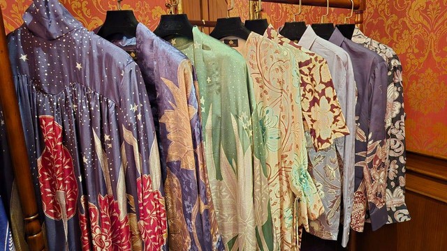 Koleksi batik spesial lebaran Iwan Tirta. Foto: kumparan/Hutri Dirga