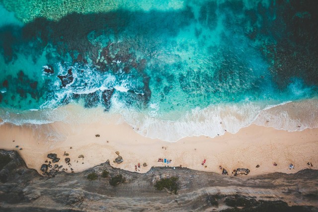 Pantai Batu Barak/ Foto hanya ilustrasi bukan tempat sebenarnya. Sumber: https://unsplash.com