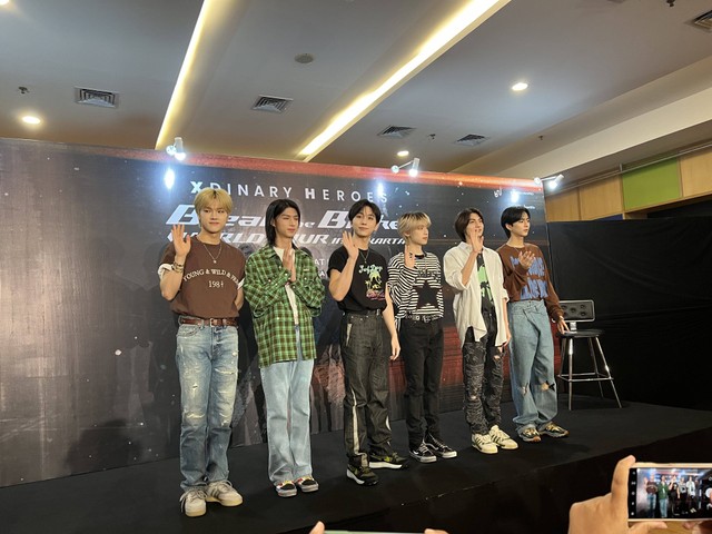 Band Korea Xdinary Heroes saat menggelar konferensi pers di Jakarta sehari sebelum mereka menggelar konser 'Break The Brake' di The Kasablanka Hall, Jumat (1/3). Foto: Alethea Carissa/ kumparan