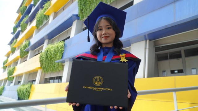 Aimee Alexis, wisudawan FHIK PCU saat mendapatkan penghargaan sebagai Wisudawan Cumlaude Terbaik.